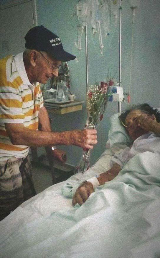 20 Adorable Pictures Of Elderly Couple Prove That True Love Never Ends 11