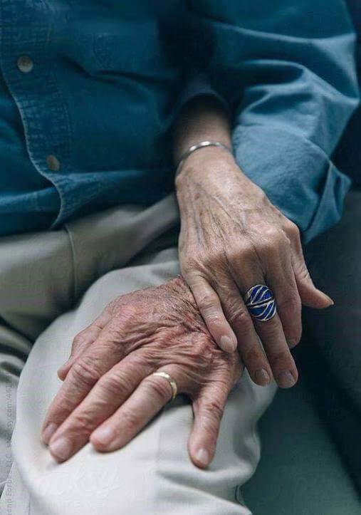 20 Adorable Pictures Of Elderly Couple Prove That True Love Never Ends 13