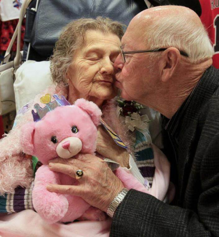 20 Adorable Pictures Of Elderly Couple Prove That True Love Never Ends 17