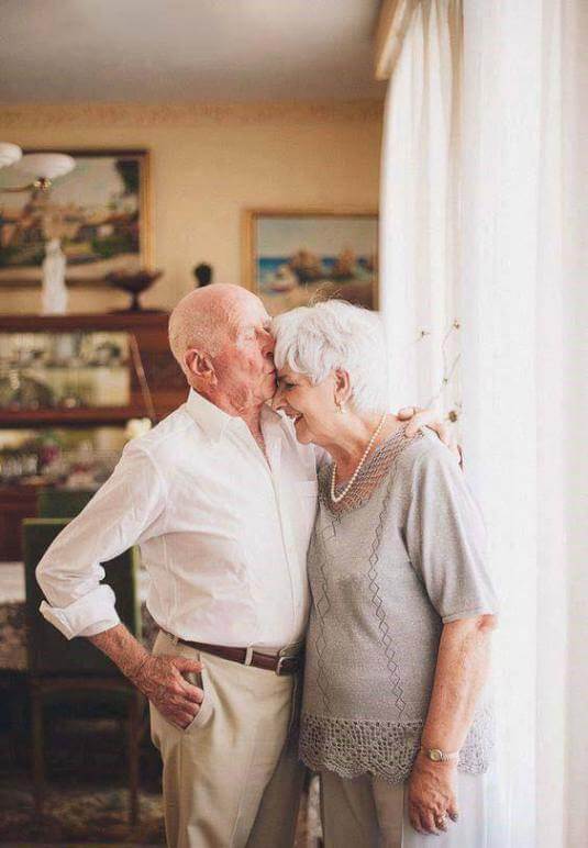20 Adorable Pictures Of Elderly Couple Prove That True Love Never Ends 18