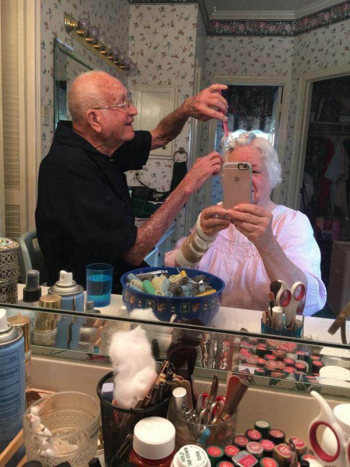 20 Adorable Pictures Of Elderly Couple Prove That True Love Never Ends 19