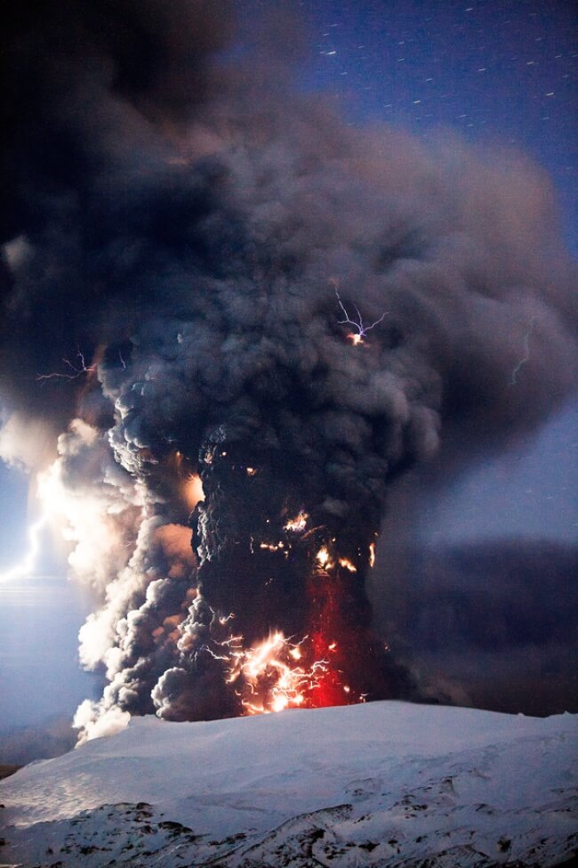 22 Breathtaking Images Of Things You've Never Seen Before   Lightning During A Volcanic Eruption