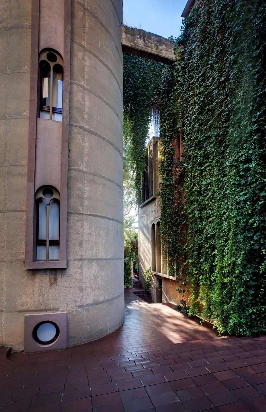 Architect Has Transformed An Old Cement Factory Into His House, And The Interior Is Mindblowing 18