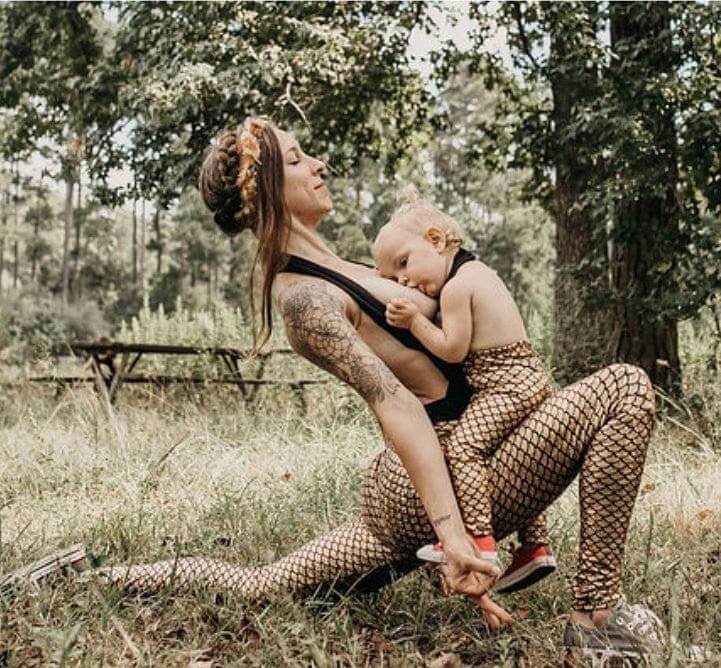Mind Blowing Pictures Of Woman Who Is Doing Yoga Poses While Breastfeeding Her Baby 14