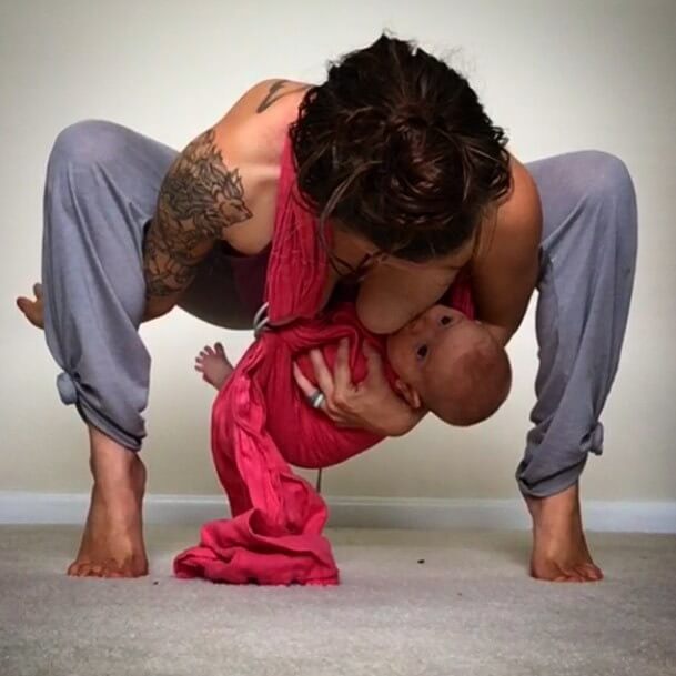 Mind Blowing Pictures Of Woman Who Is Doing Yoga Poses While Breastfeeding Her Baby 17