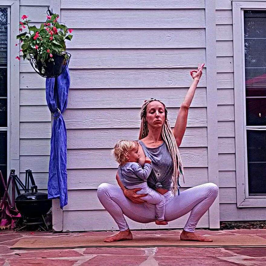 Mind Blowing Pictures Of Woman Who Is Doing Yoga Poses While Breastfeeding Her Baby 2