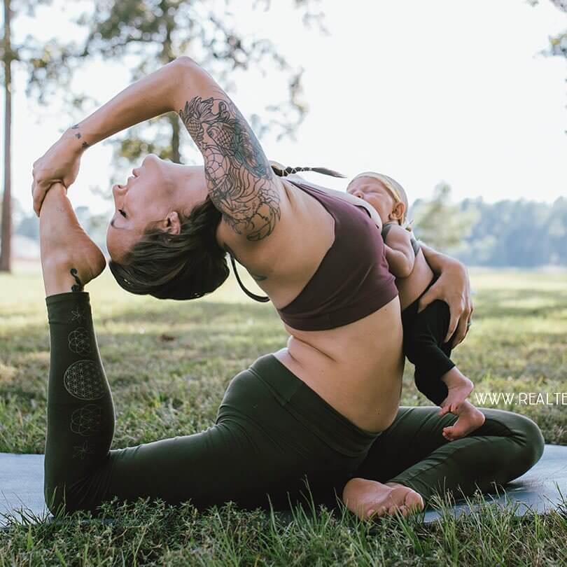 Mind Blowing Pictures Of Woman Who Is Doing Yoga Poses While Breastfeeding Her Baby 23