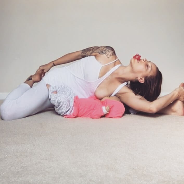 Mind Blowing Pictures Of Woman Who Is Doing Yoga Poses While Breastfeeding Her Baby 28
