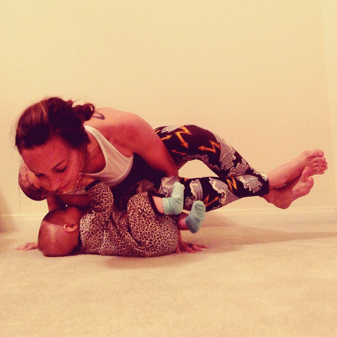 Mind Blowing Pictures Of Woman Who Is Doing Yoga Poses While Breastfeeding Her Baby 38