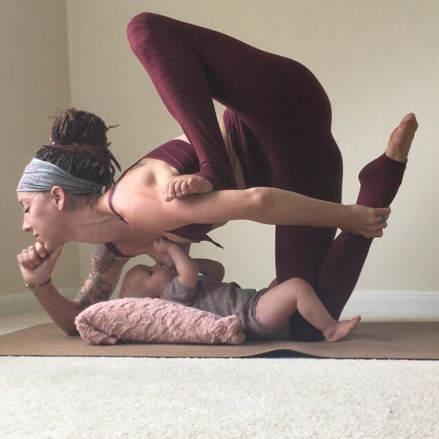 Mind Blowing Pictures Of Woman Who Is Doing Yoga Poses While Breastfeeding Her Baby 47