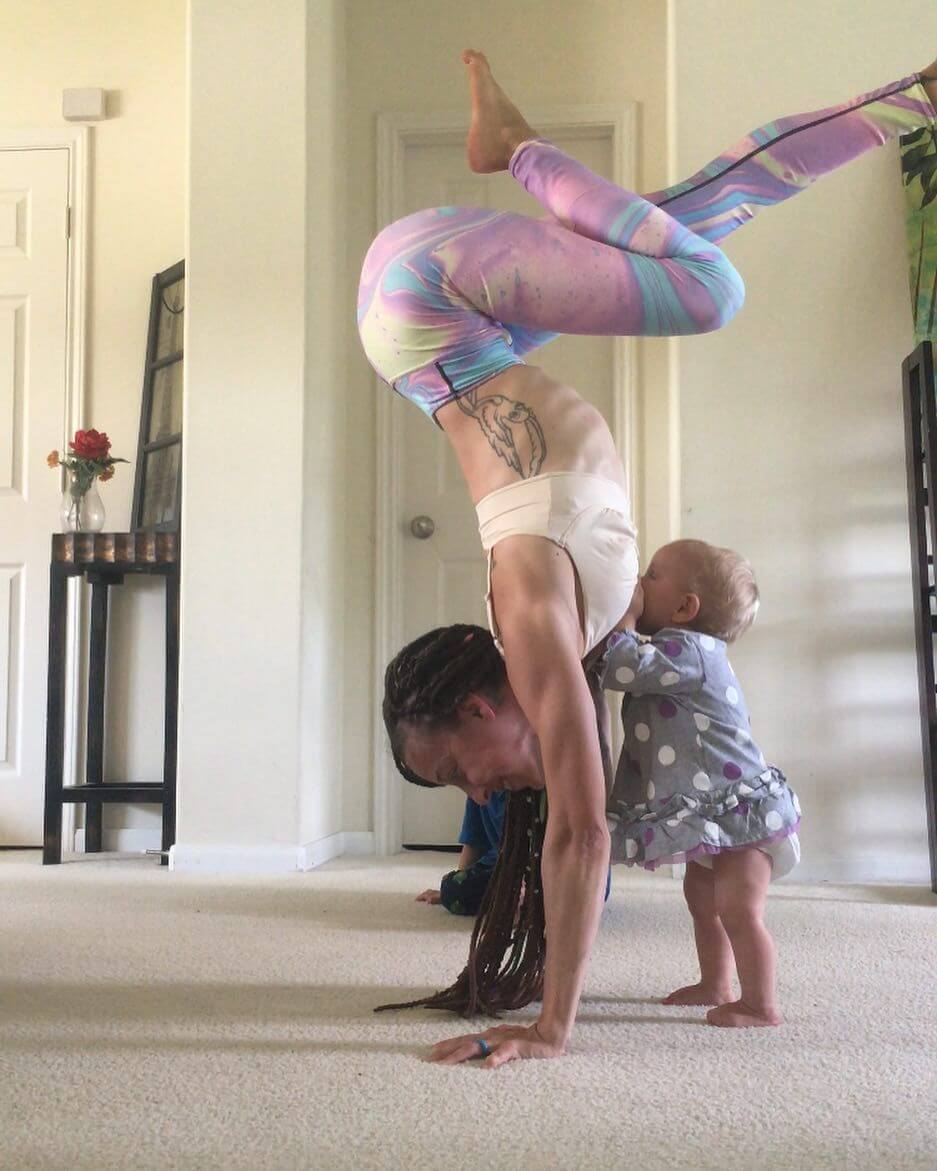 Mind Blowing Pictures Of Woman Who Is Doing Yoga Poses While Breastfeeding Her Baby 49
