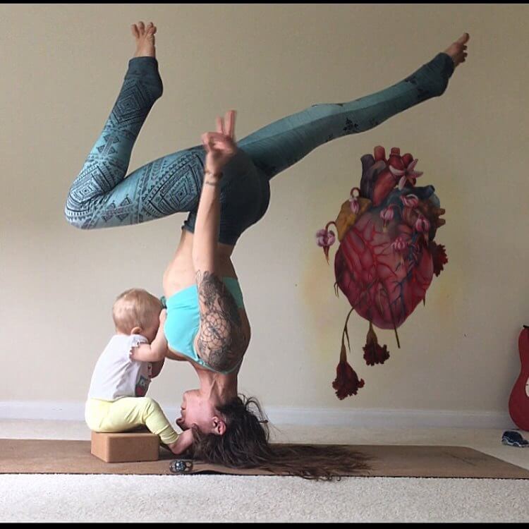 Mind Blowing Pictures Of Woman Who Is Doing Yoga Poses While Breastfeeding Her Baby 5