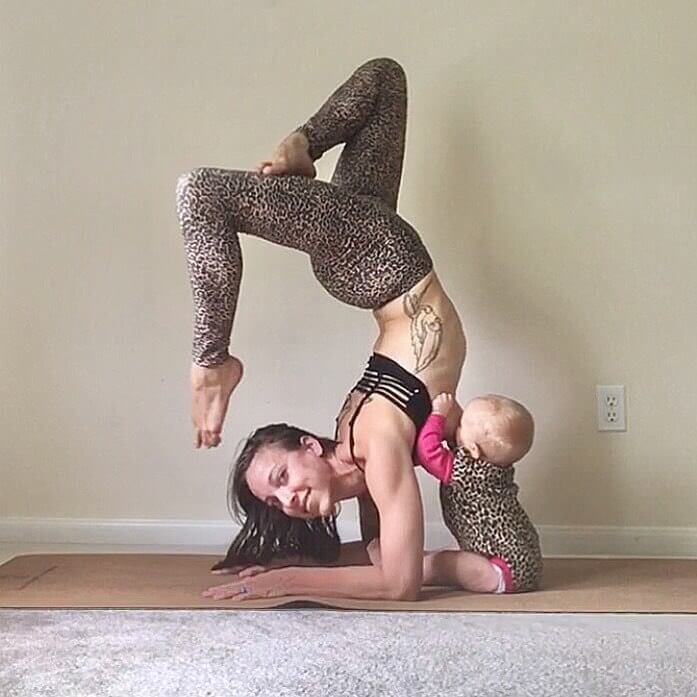 Mind Blowing Pictures Of Woman Who Is Doing Yoga Poses While Breastfeeding Her Baby 8