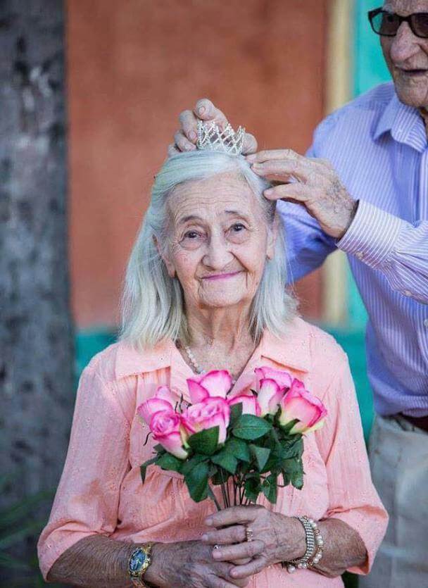 20 Adorable Pictures Of Elderly Couple Prove That True Love Never Ends 10