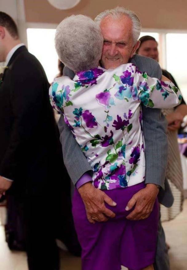 20 Adorable Pictures Of Elderly Couple Prove That True Love Never Ends 20