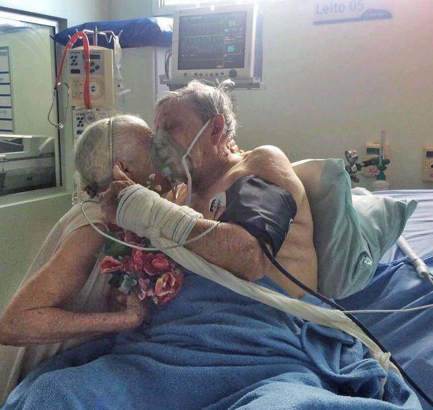 20 Adorable Pictures Of Elderly Couple Prove That True Love Never Ends 5