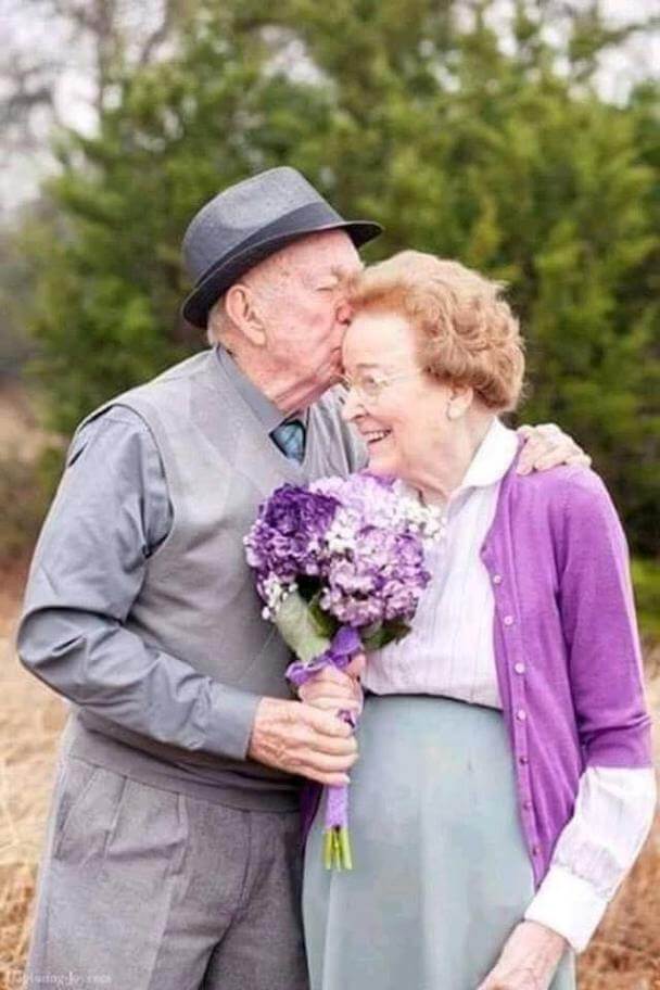 20 Adorable Pictures Of Elderly Couple Prove That True Love Never Ends 6