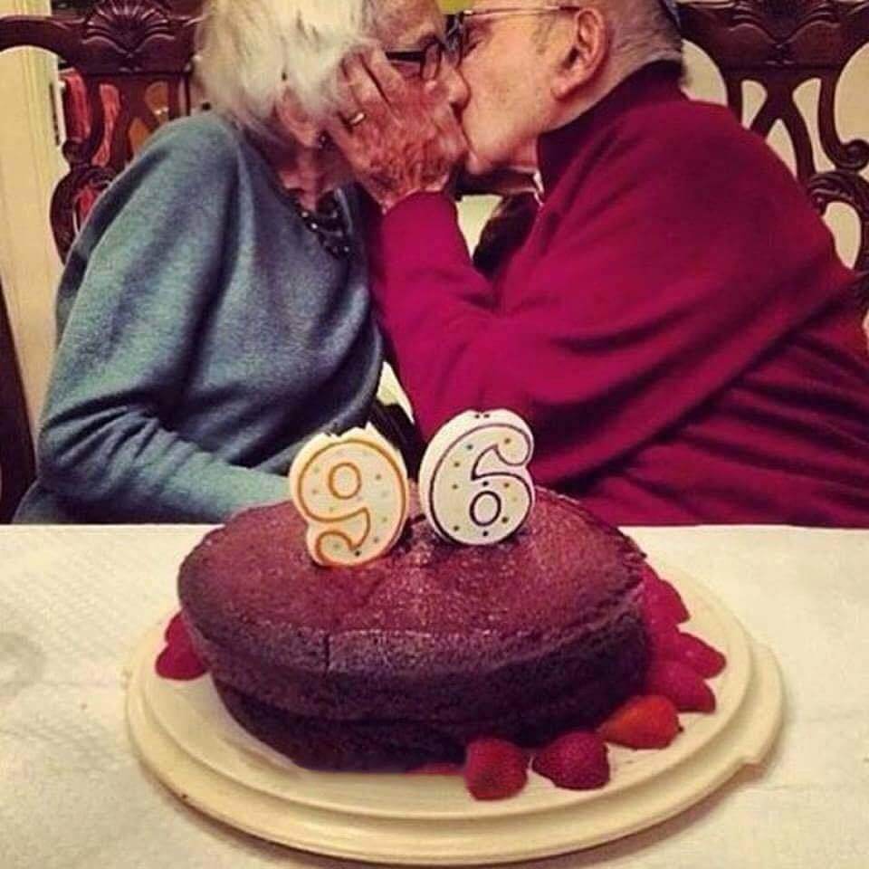 20 Adorable Pictures Of Elderly Couple Prove That True Love Never Ends 8