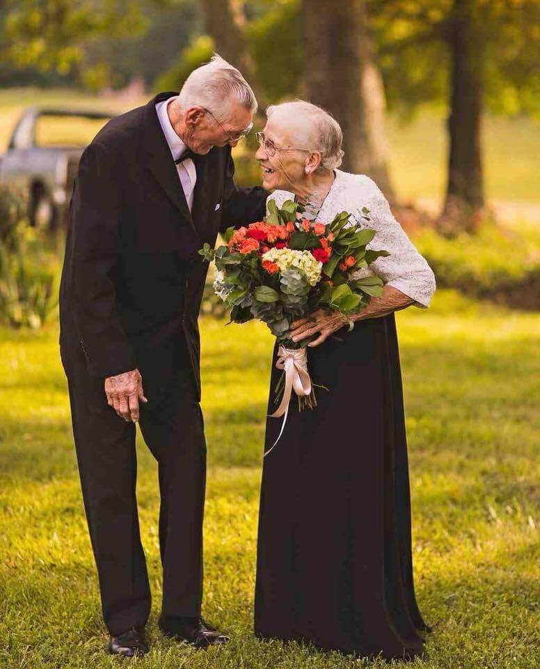 20 Adorable Pictures Of Elderly Couple Prove That True Love Never Ends 9
