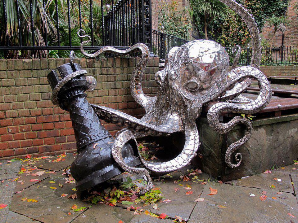 30 Of The World's Most Incredible Sculptures That Took Our Breath Away   Octopus Chess, George Street, England