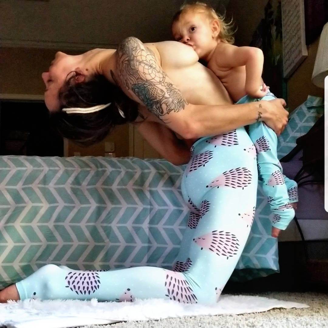 Mind Blowing Pictures Of Woman Who Is Doing Yoga Poses While Breastfeeding Her Baby 1