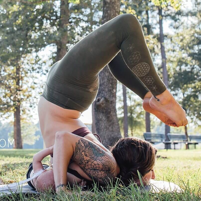 Mind Blowing Pictures Of Woman Who Is Doing Yoga Poses While Breastfeeding Her Baby 10