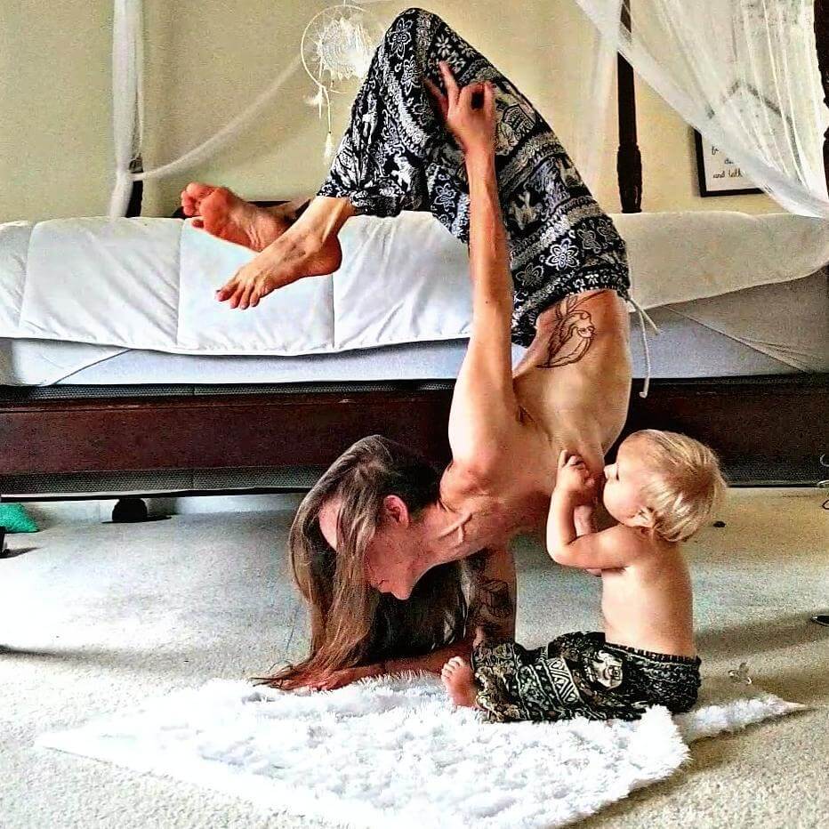 Mind Blowing Pictures Of Woman Who Is Doing Yoga Poses While Breastfeeding Her Baby 11