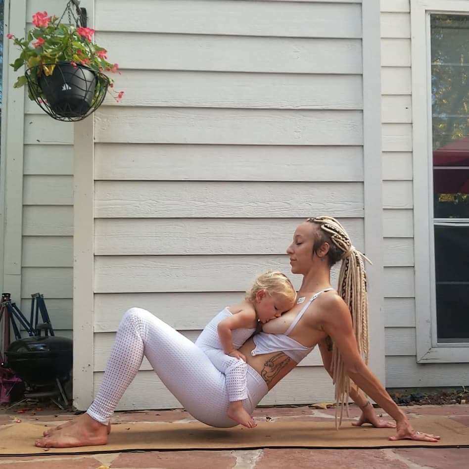 Mind Blowing Pictures Of Woman Who Is Doing Yoga Poses While Breastfeeding Her Baby 16