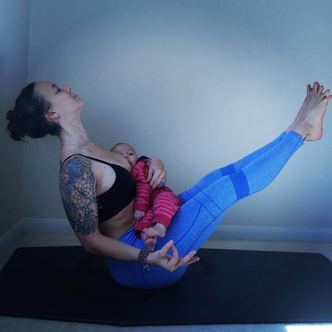 Mind Blowing Pictures Of Woman Who Is Doing Yoga Poses While Breastfeeding Her Baby 20