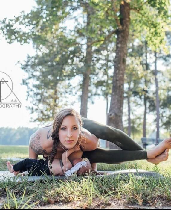 Mind Blowing Pictures Of Woman Who Is Doing Yoga Poses While Breastfeeding Her Baby 21