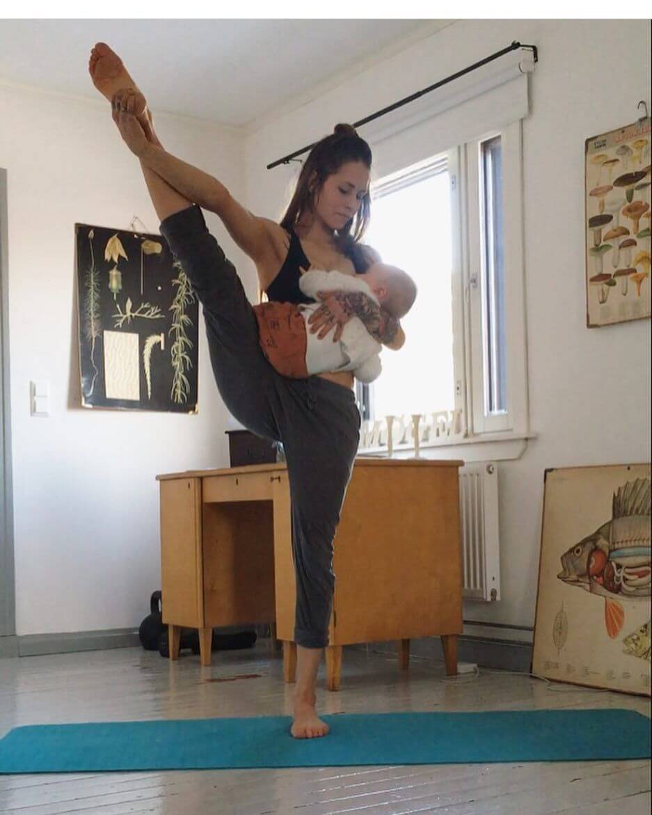 Mind Blowing Pictures Of Woman Who Is Doing Yoga Poses While Breastfeeding Her Baby 24