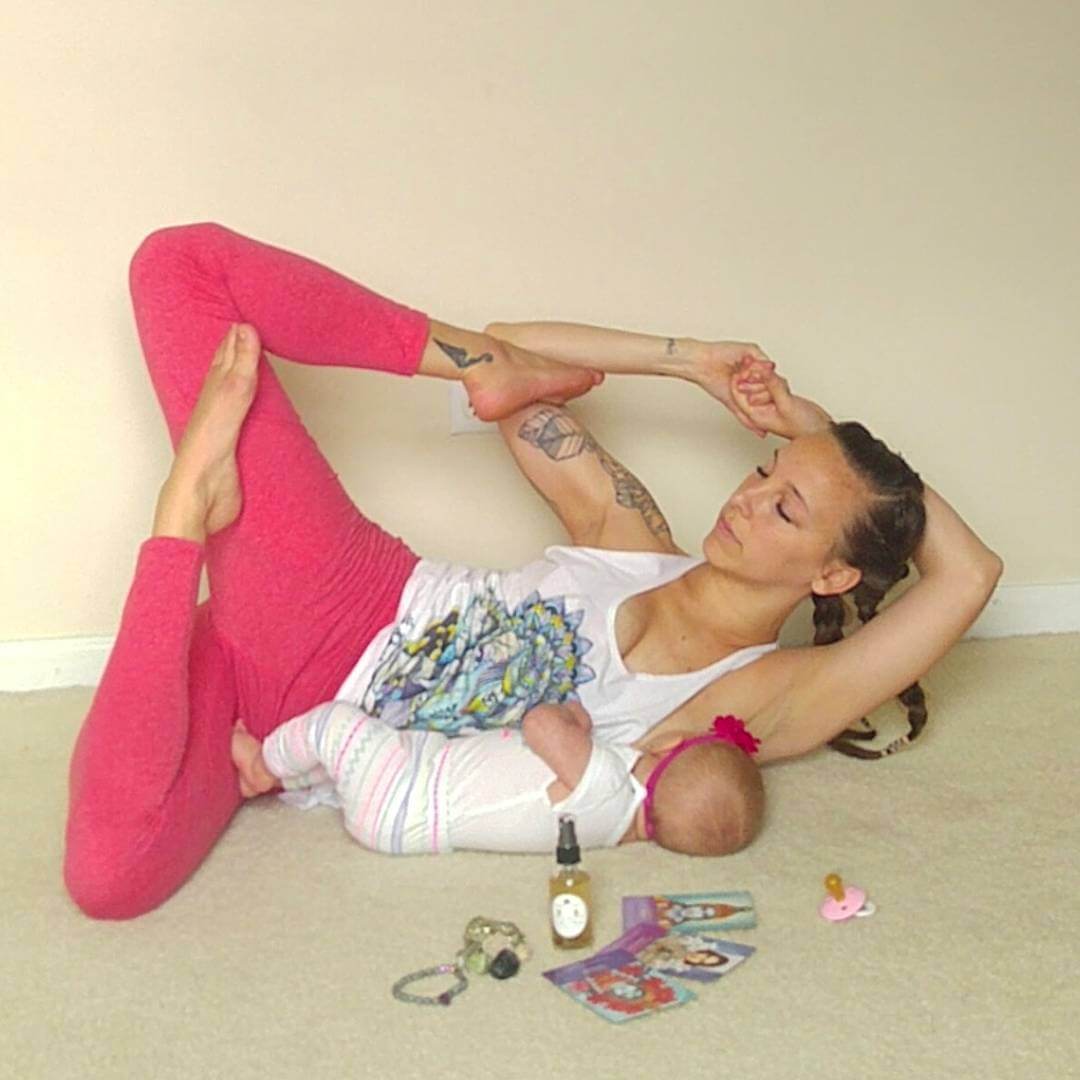Mind Blowing Pictures Of Woman Who Is Doing Yoga Poses While Breastfeeding Her Baby 37