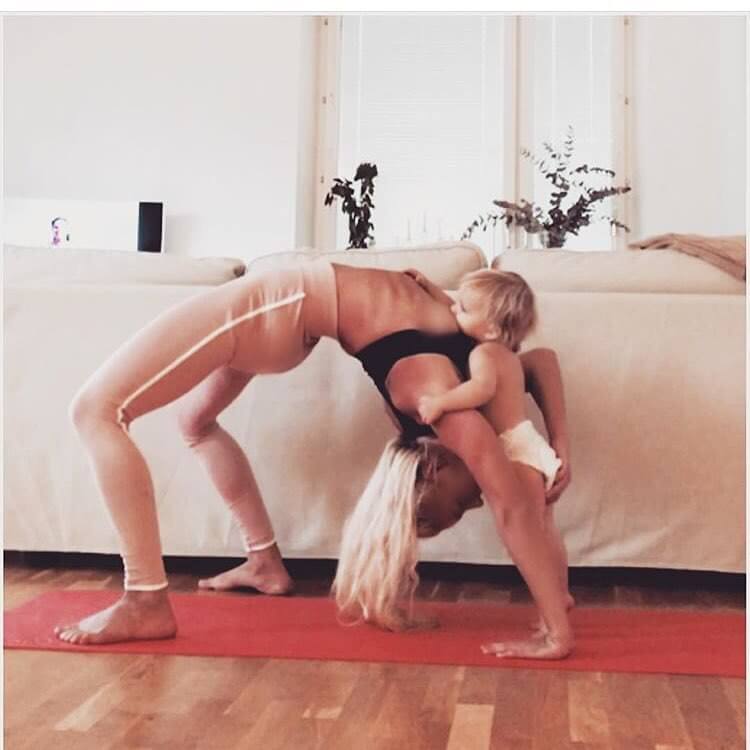 Mind Blowing Pictures Of Woman Who Is Doing Yoga Poses While Breastfeeding Her Baby 39