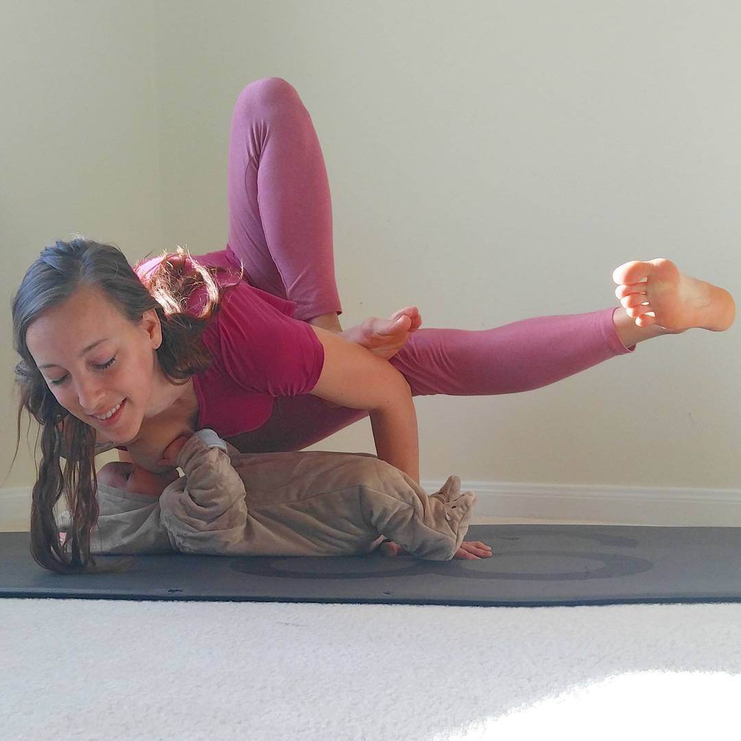 Mind Blowing Pictures Of Woman Who Is Doing Yoga Poses While Breastfeeding Her Baby 40