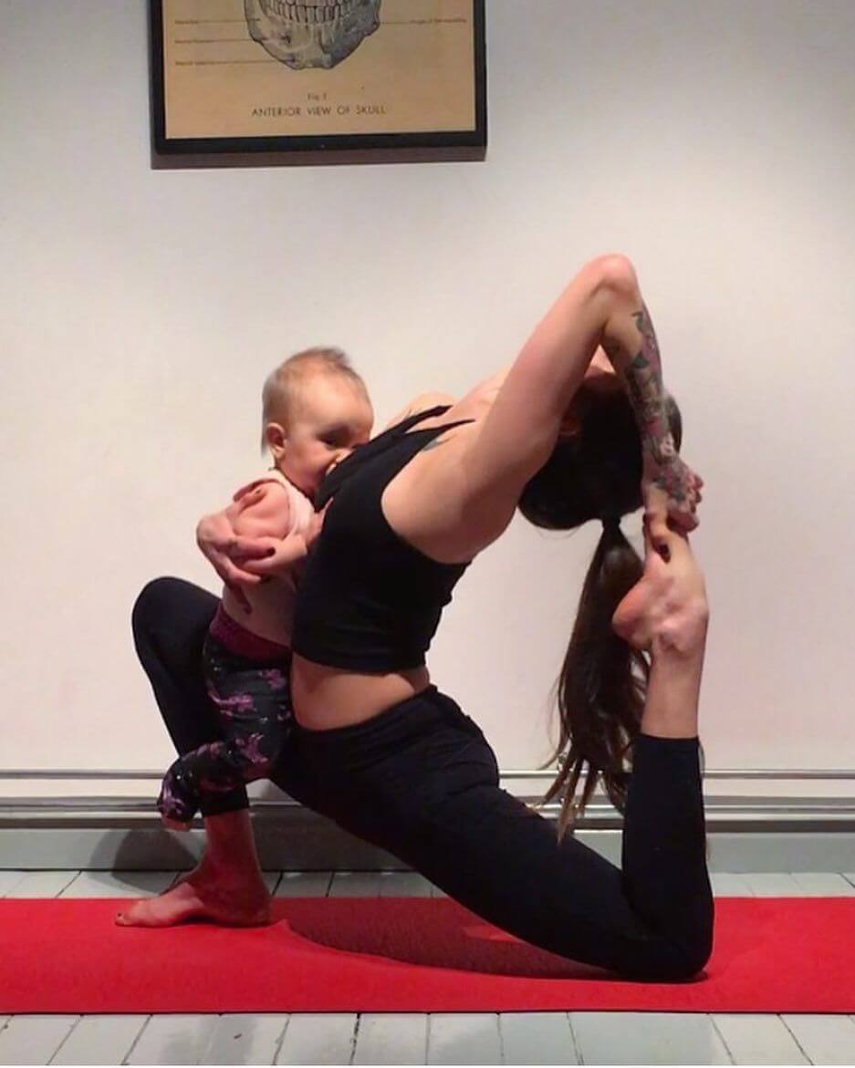 Mind Blowing Pictures Of Woman Who Is Doing Yoga Poses While Breastfeeding Her Baby 41