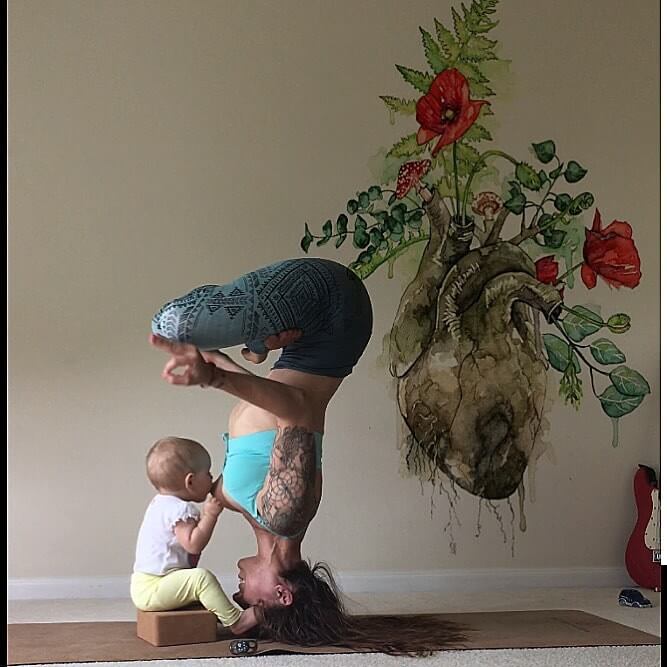 Mind Blowing Pictures Of Woman Who Is Doing Yoga Poses While Breastfeeding Her Baby 45