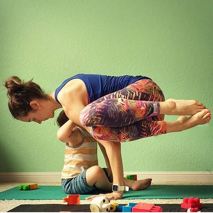 Mind Blowing Pictures Of Woman Who Is Doing Yoga Poses While Breastfeeding Her Baby 48