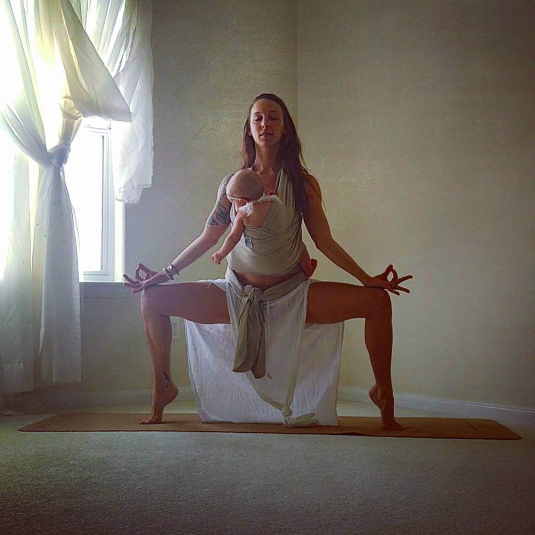 Mind Blowing Pictures Of Woman Who Is Doing Yoga Poses While Breastfeeding Her Baby 7