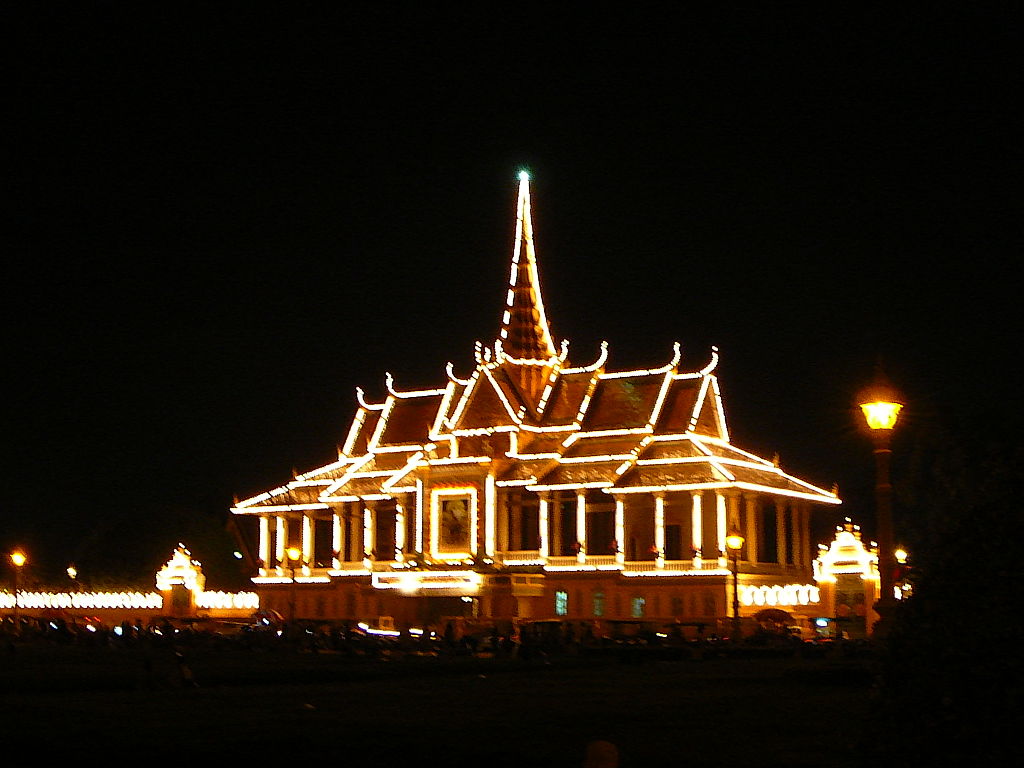 1024px Phnom_Penh_Royal_Palace_by_Night