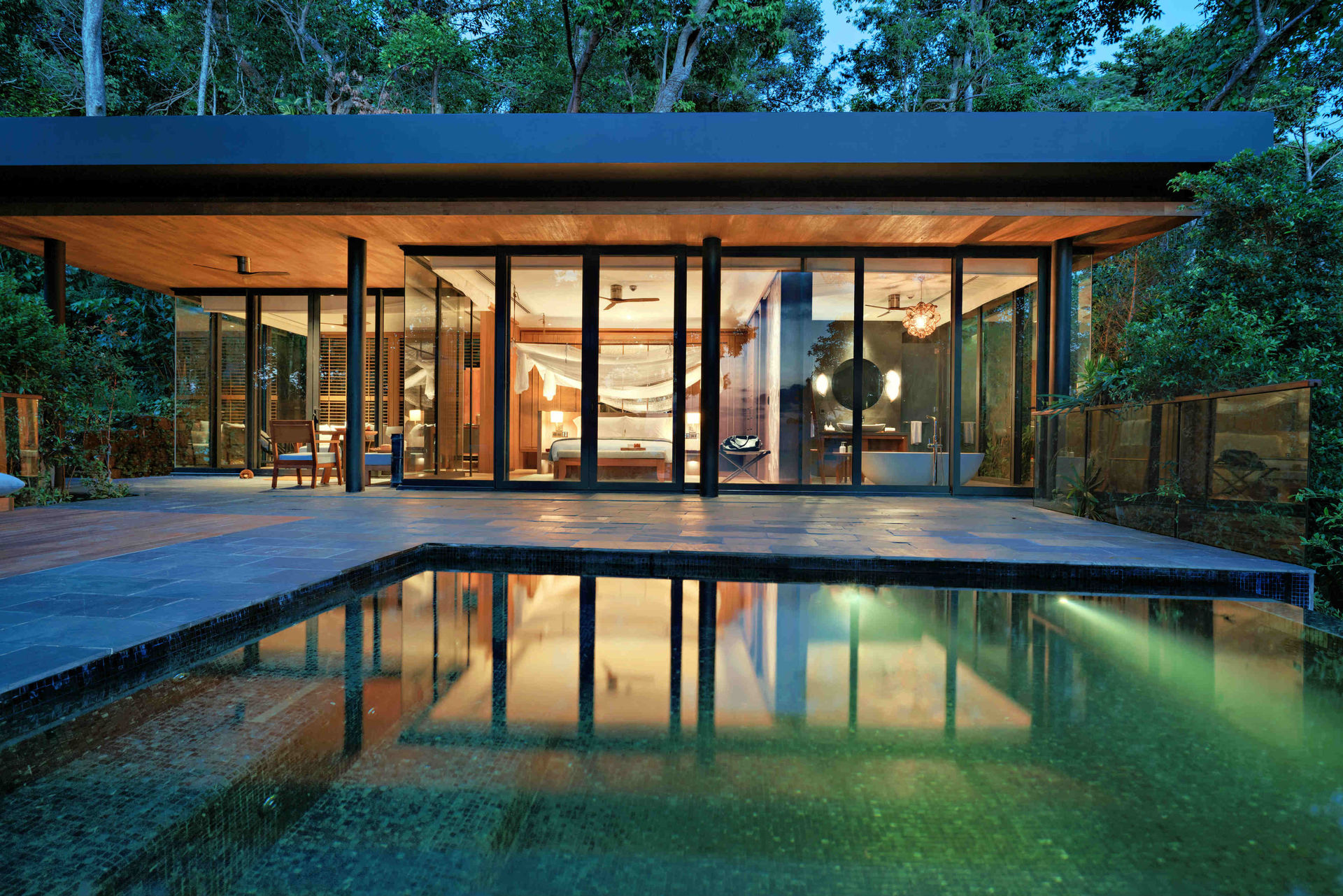 418280 Ocean Pool Villa Suite Night