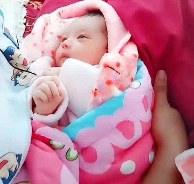 Ba Me Chau Phi Lay Bo Nguoi Da Vang Con Sinh Ra Lai Trang Non Na Guong Mat Cuc Dep 22679 2