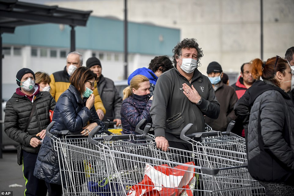 25855982 8101135 People_wearing_sanitary_masks_as_they_queue_outside_a_supermarke A 29_1583962033318