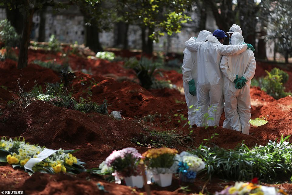 26774330 8182375 Gravediggers_wearing_protective_suits_gather_at_Cemit_rio_de_Vil A 11_1585936394277