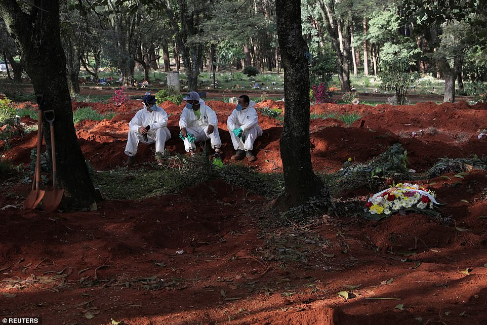26774356 8182375 Gravediggers_at_Cemit_rio_de_Vila_Formosa_take_a_break_after_a_b A 6_1585931800764