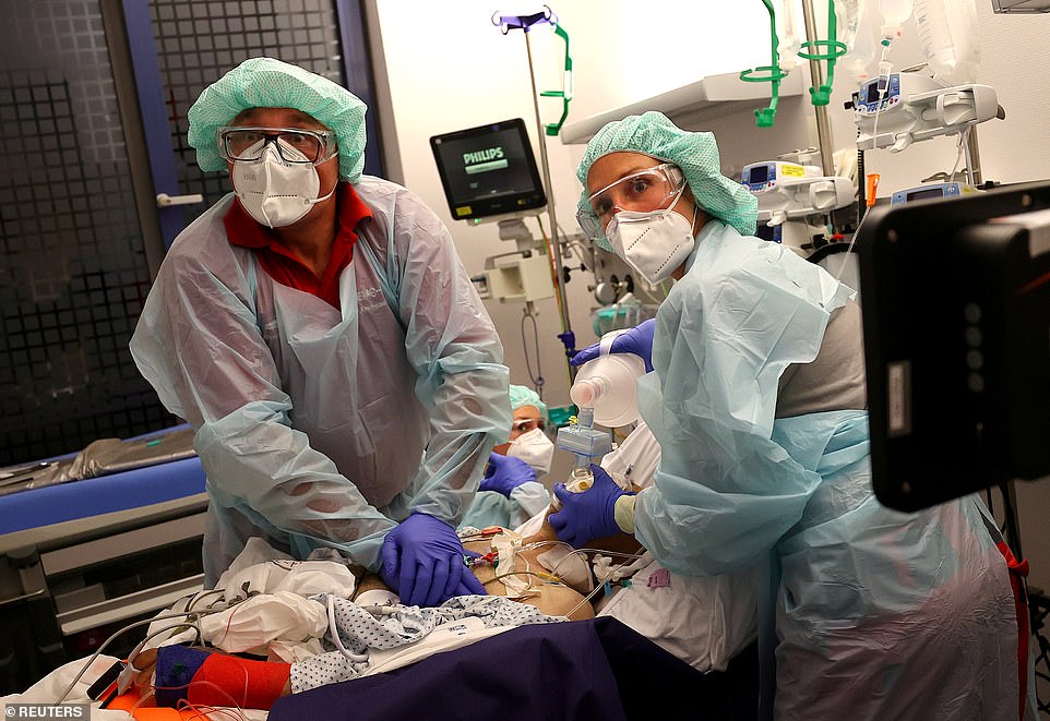 27313906 8229275 Doctor_Katharina_Franz_and_paramedic_Andreas_Hankel_try_to_resus A 3_1587131060753