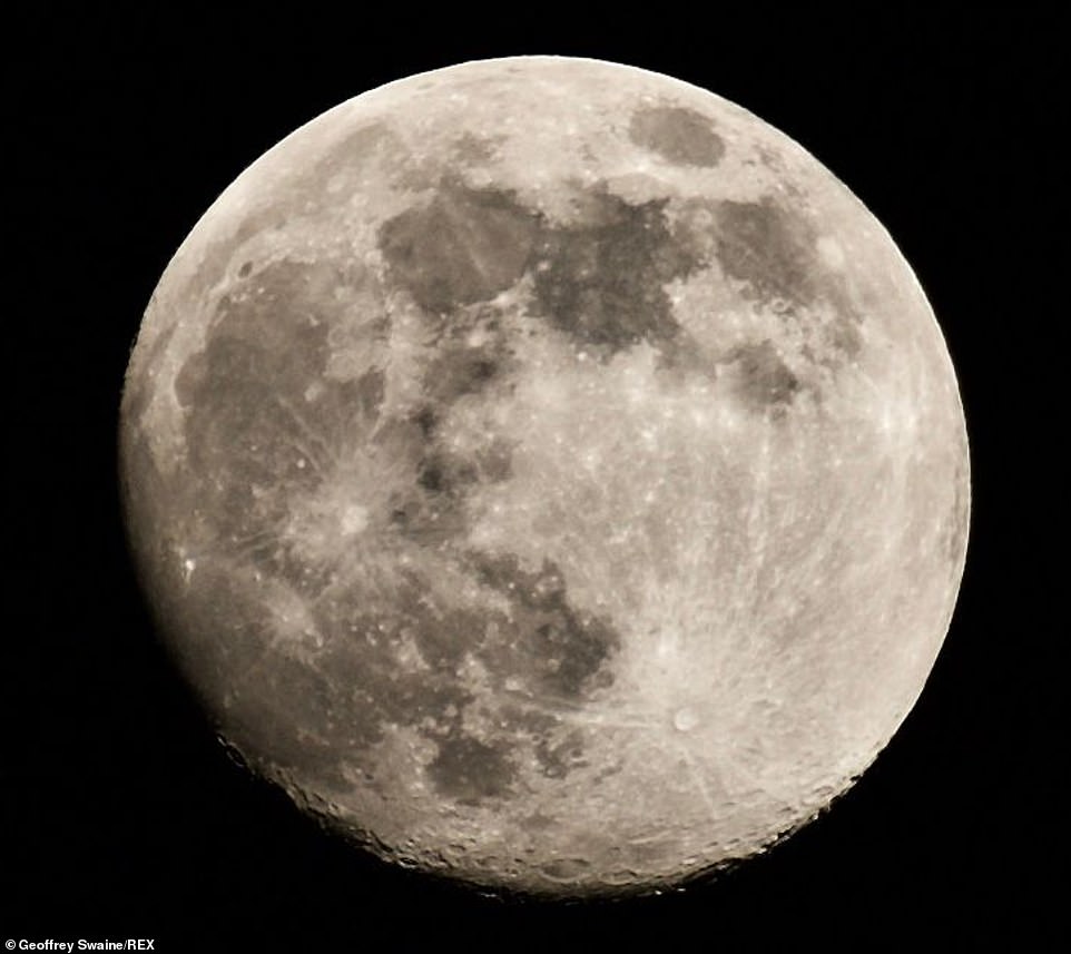 28064810 8291121 Pictured_the_moon_last_night_over_Reading_UK_Tomorrow_marks_the_ A 4_1588760961306