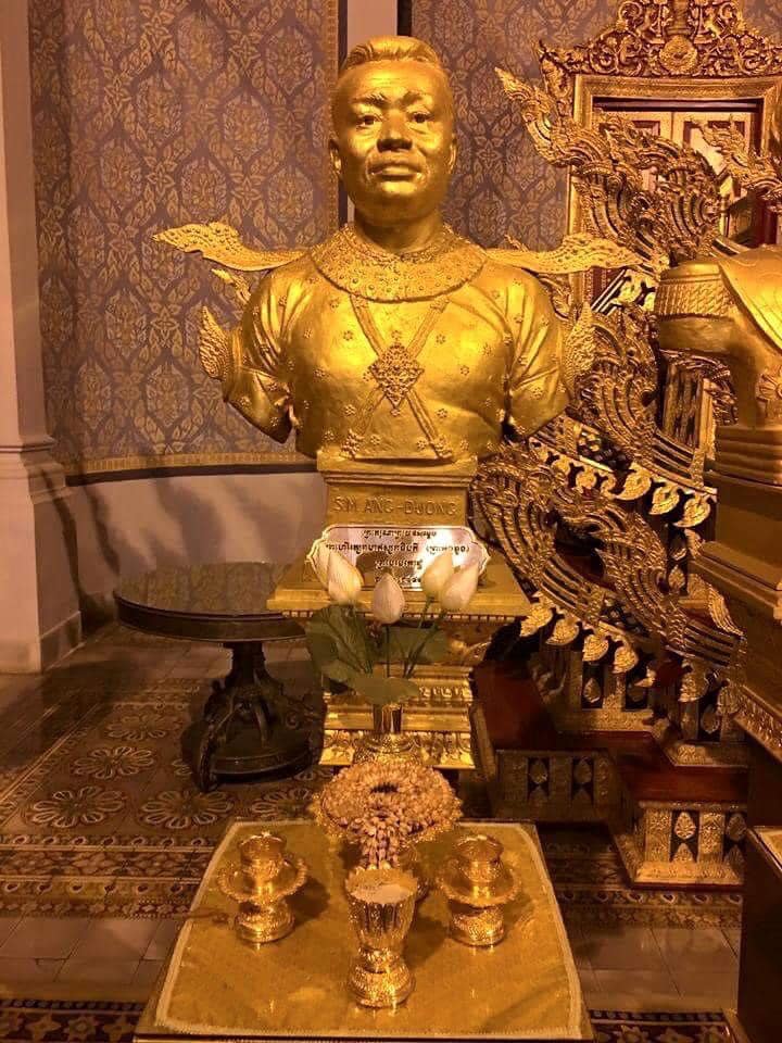 ៨