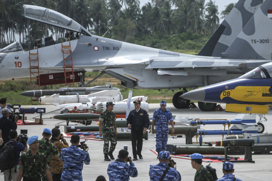 Presiden Joko Widodo (tengah) Didampingi Panglima TNI Jenderal TNI Gatot Nurmantyo (kiri), Kepala Staf Angkatan Udara (KASAU) Marsekal TNI Agus Supriatna (kanan) Meninjau Alutsista Yang Digunakan Dalam Puncak Latihan Tempur Angkasa Yudha 2016 Di Natuna, Ke