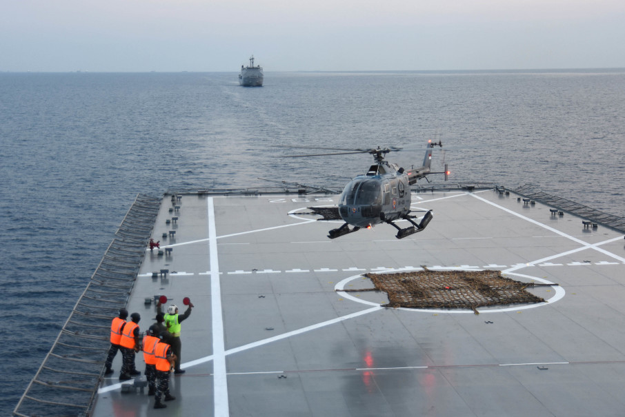 Sejumlah Prajurit TNI AL Melakukan Peran Heli Ketika Heli Bolcow 105 Mendarat Di Kapal Induk Operasi Latihan Armada Jaya XXXIV/2016 KRI Banjarmasin 592 Ketika Berlayar Di Perairan Laut Jawa, Jawa Timur, Selasa (13/9)