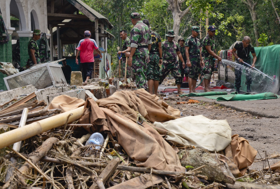 Sejumlah Prajurit TNI Membersihkan Material Yang Terbawa Banjir Bandang Di Desa Senyiur, Kecamatan Keruak, Selong, Lombok Timur, NTB, Selasa (21/11).
